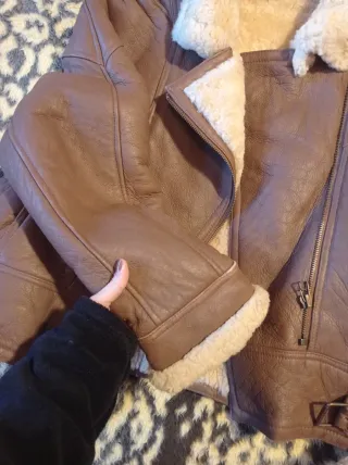 Abrigo de piel marrón y beige