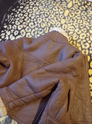 Abrigo de piel marrón y beige