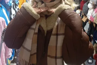 Abrigo de piel marrón y beige