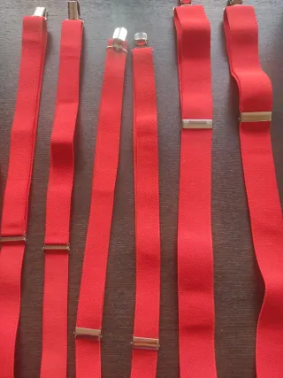 Tirantes y Pajaritas Rojas