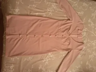 Vestido cóctel rosa botones dorados