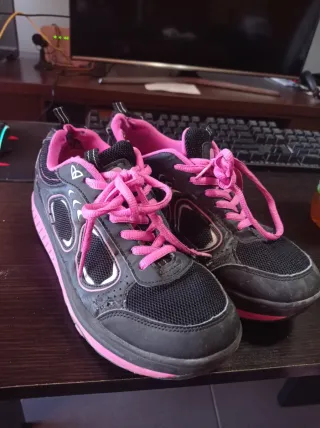 Zapatillas deportivas negras y rosas