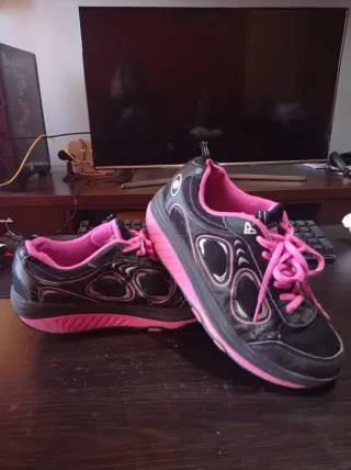Zapatillas deportivas negras y rosas