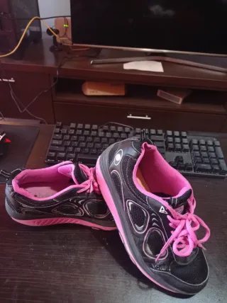 Zapatillas deportivas negras y rosas