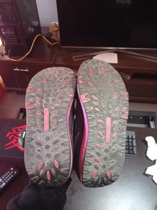 Zapatillas deportivas negras y rosas