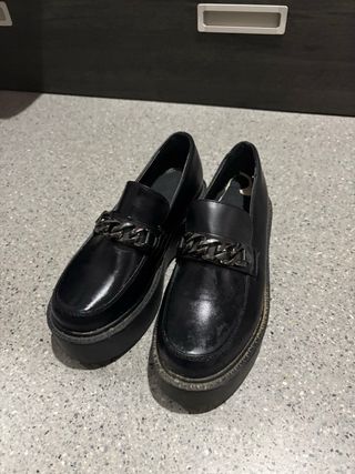 Mocasines negros con cadena