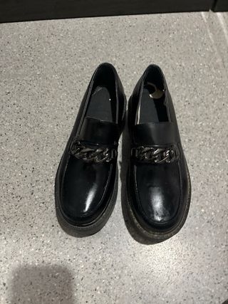 Mocasines negros con cadena
