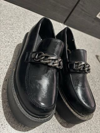 Mocasines negros con cadena