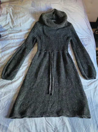 Vestido de lana gris con cuello alto