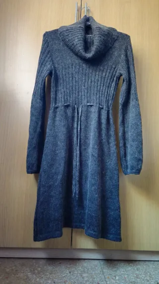 Vestido de lana gris con cuello alto