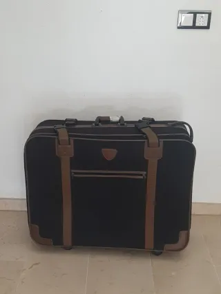 Maleta enorme negro y marrón × 25