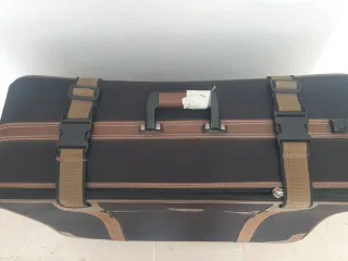 Maleta enorme negro y marrón × 25