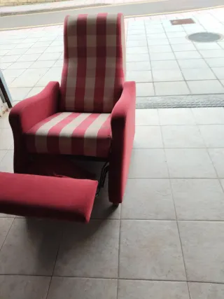 Sillón de tela de cuadros granates y beis .