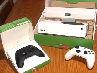 Xbox Series S Blanca + 2 Mandos + Juegos