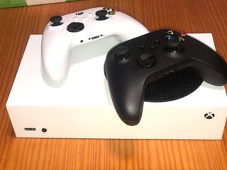 Xbox Series S Blanca + 2 Mandos + Juegos