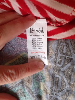 Maglietta a righe rosse e bianche con panterina