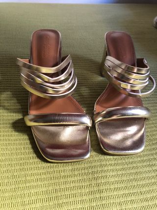 Sandalias doradas tacón bloque talla 39