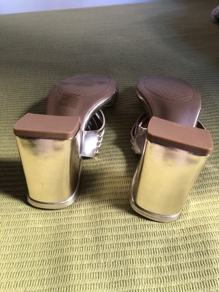 Sandalias doradas tacón bloque talla 39