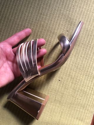 Sandalias doradas tacón bloque talla 39