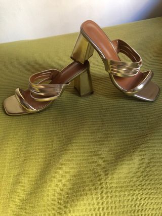Sandalias doradas tacón bloque talla 39
