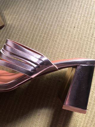 Sandalias doradas tacón bloque talla 39