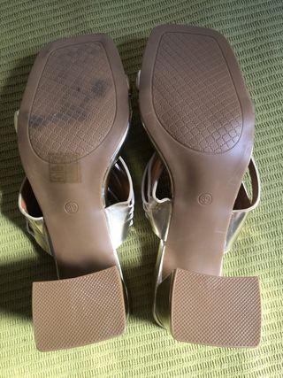 Sandalias doradas tacón bloque talla 39