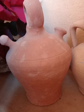 Botijo de barro blanco muy robusto