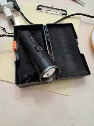 Torcia LED Potente con Luminosità Regolabile