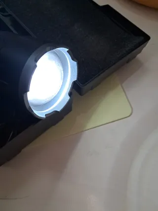 Torcia LED Potente con Luminosità Regolabile