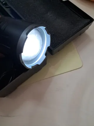 Torcia LED Potente con Luminosità Regolabile