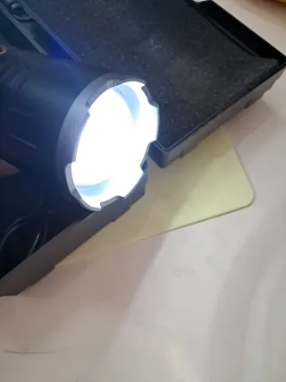 Torcia LED Potente con Luminosità Regolabile