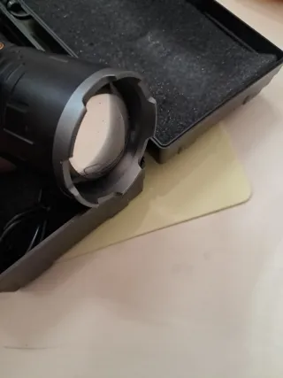 Torcia LED Potente con Luminosità Regolabile