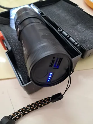 Torcia LED Potente con Luminosità Regolabile