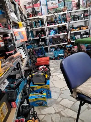 Torcia LED Potente con Luminosità Regolabile