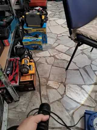 Torcia LED Potente con Luminosità Regolabile