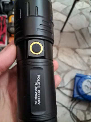 Torcia LED Potente con Luminosità Regolabile