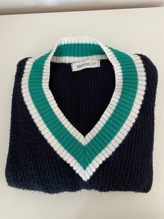 Jersey pico azul marino con rayas verde y blanco