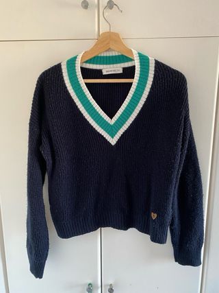 Jersey pico azul marino con rayas verde y blanco