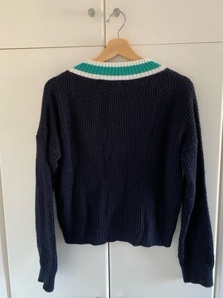 Jersey pico azul marino con rayas verde y blanco