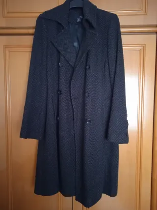 Abrigo largo cruzado de botones.