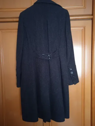 Abrigo largo cruzado de botones.