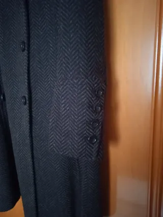 Abrigo largo cruzado de botones.