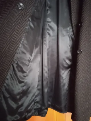 Abrigo largo cruzado de botones.