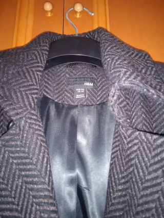 Abrigo largo cruzado de botones.