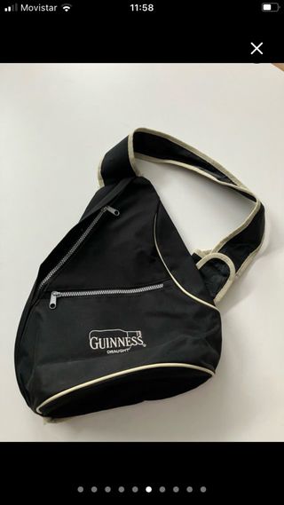 Mochila bandolera Guinness negra y beige