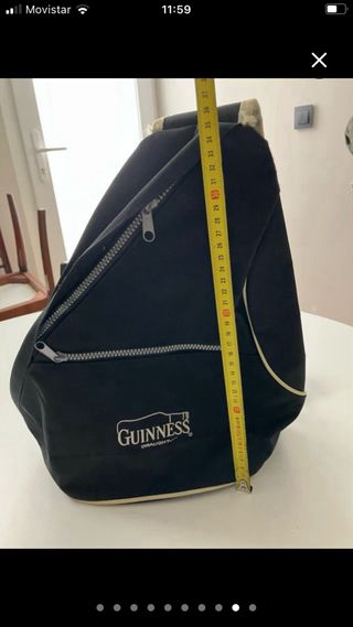 Mochila bandolera Guinness negra y beige