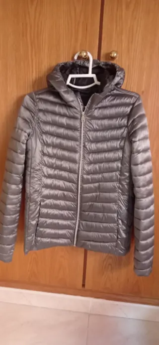 Chaqueta gris acolchada con capucha