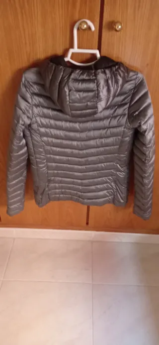 Chaqueta gris acolchada con capucha