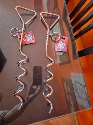 2 pali per cani con spirale. Nuovi.