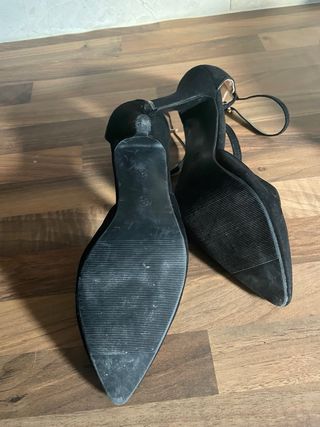 Tacones negros con tiras